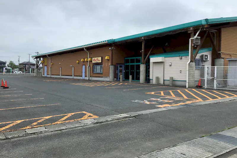 【ダイナム宮城加美店｜割引キャンペーン実施中】キッチンカーやプロモーションに最適なアミューズメント施設のイベントスペース(店舗駐車場（付属棟側））