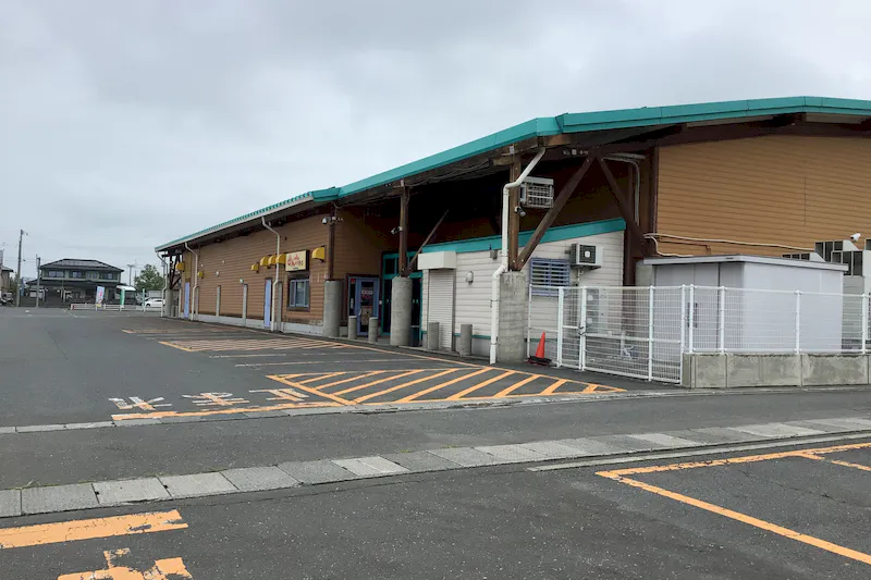 【ダイナム宮城加美店｜割引キャンペーン実施中】キッチンカーやプロモーションに最適なアミューズメント施設のイベントスペース(店舗駐車場（付属棟側））