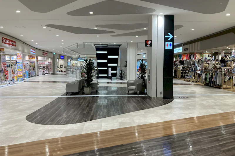 【イオンモール新利府】３階 モール東エスカレーター前