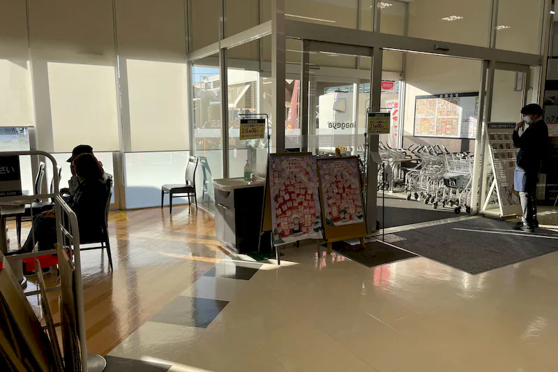 【いなげや大泉学園店】各種プロモーションイベントに最適なスーパーマーケットの店内くつろぎスペースの画像