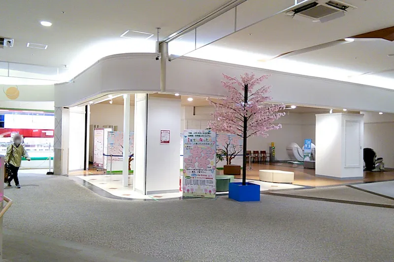 【イオンタウン津城山】アート作品の展示会や販売会、プロモーションイベントに最適な施設2階にある大型イベントスペース