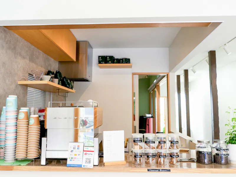 カフェカウンターがあり、スタッフが常駐します。