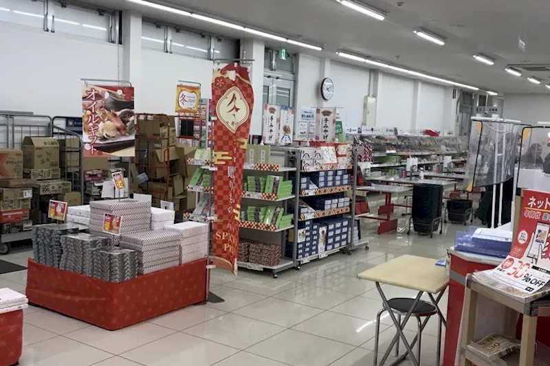 【西友　戸倉店】レジ付近　プロモーション用途や物販、食物販のポップアップストアに最適なスーパー店内催事イベントスペース