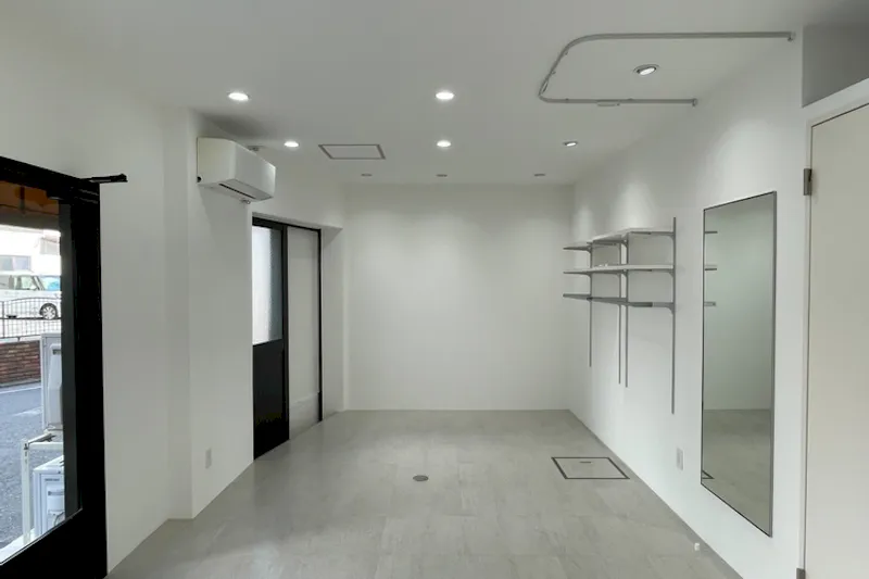 【福岡（天神）駅5分】ポップアップストアや展示会に最適な駅チカで白とグレーを基調とした視認性抜群のレンタルスペース