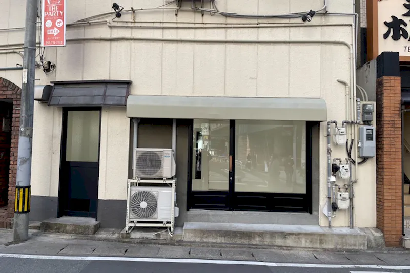 【福岡（天神）駅5分】ポップアップストアや展示会に最適な駅チカで白とグレーを基調とした視認性抜群のレンタルスペース