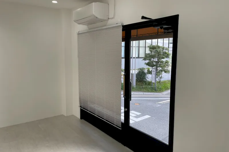 【福岡（天神）駅5分】ポップアップストアや展示会に最適な駅チカで白とグレーを基調とした視認性抜群のレンタルスペース
