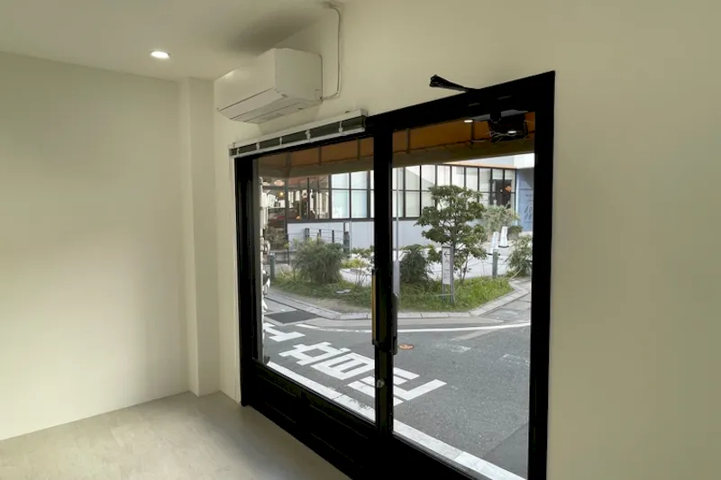 【福岡（天神）駅5分】ポップアップストアや展示会に最適な駅チカで白とグレーを基調とした視認性抜群のレンタルスペース