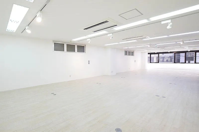 【心斎橋駅4分】白を基調とした内装に南向きの窓から自然光が差す、明るく清潔感あふれるスペース。 無料備品も充実した多目的スペースです。