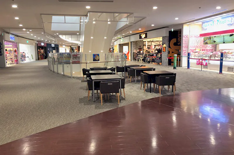 【イオンモール名古屋茶屋】3階中央ブリッジ（サーティワンアイスクリーム前）