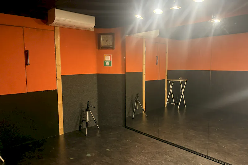 【北18条駅7分】ポップアップストアや展示会・撮影に最適！24時間利用可な鏡付きコンパクトイベントスペース「レンタルスタジオエイジュ札幌北18条」