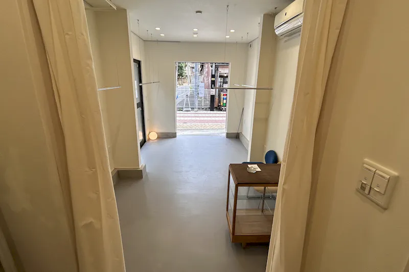 バックヤードから見た商店街