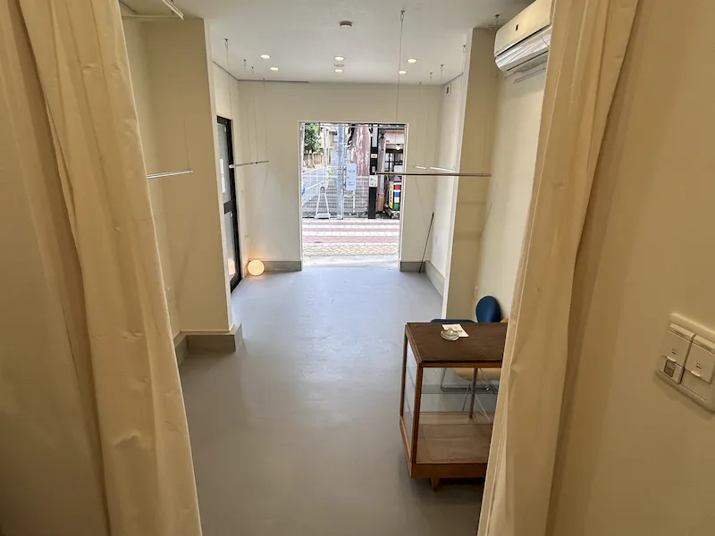 バックヤードから見た商店街