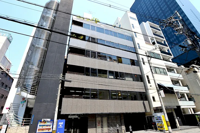 【心斎橋駅4分】南向きバルコニーの大きな窓を開放して自然換気！コンパクトながらも無料備品が充実した清潔感あふれる低価格スペース。の画像9