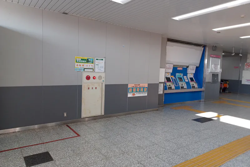 【高根公団駅】（改札外）食物販やポップアップストアに最適な人の流動が多い改札前コンコース