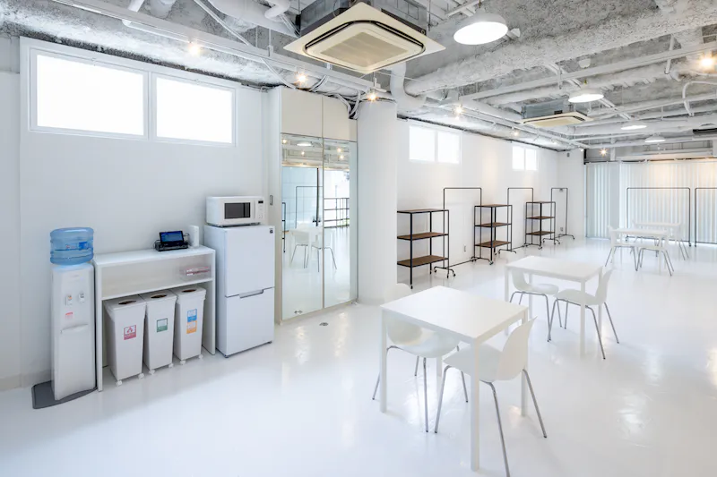 【心斎橋駅5分｜本町駅5分】招待制のファッション系展示販売会やアート系展示会に最適な白を基調とした清潔感のあるレンタルスペース