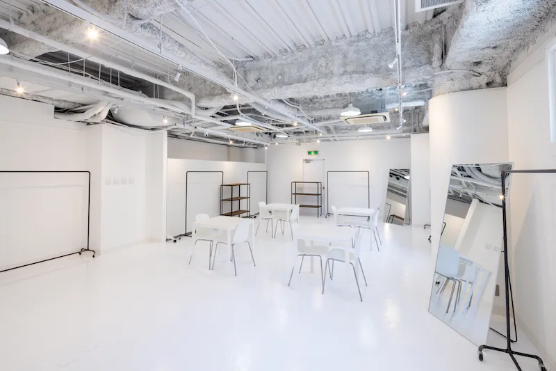 【心斎橋駅5分｜本町駅5分】招待制のファッション系展示販売会やアート系展示会に最適な白を基調とした清潔感のあるレンタルスペース