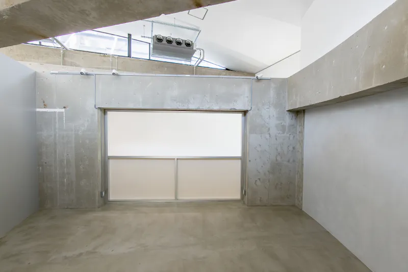 【代官山駅目の前】天井高最大8.6mを誇る120㎡の広々空間に差し込む自然光。展示会・受注会・商用撮影に最適な都会的ギャラリー