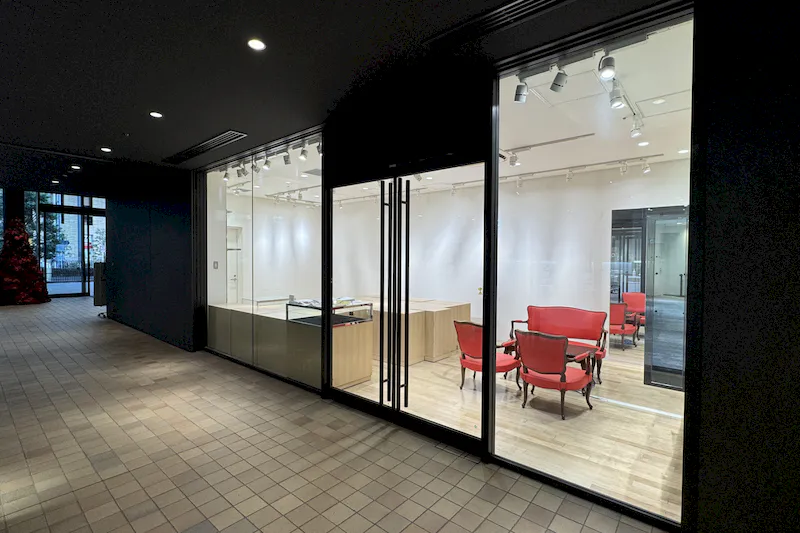 【淀屋橋駅5分／肥後橋駅直結】ポップアップや展示会、商品プロモーション等に最適な30㎡強のガラス張りが特徴の1F内廊下スペース