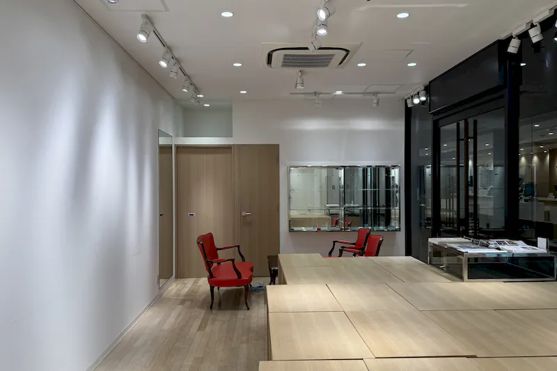 【淀屋橋駅5分／肥後橋駅直結】ポップアップや展示会、商品プロモーション等に最適な30㎡強のガラス張りが特徴の1F内廊下スペース