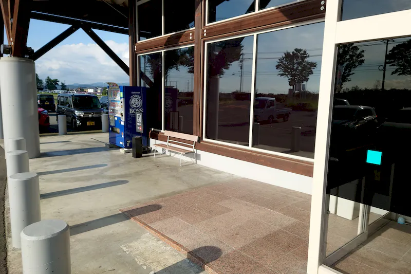 【ダイナム福井丸岡店｜割引キャンペーン実施中】キッチンカーに最適なアミューズメント施設のイベントスペース（出入口横）