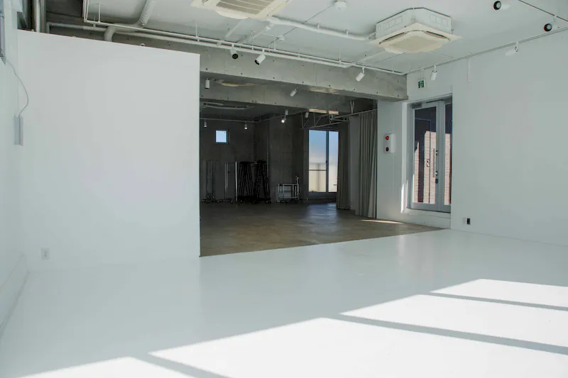 【代々木上原駅3分】展示会場や撮影に最適な自然光が1日中入る白とコンクリートのシンプルなスタジオ