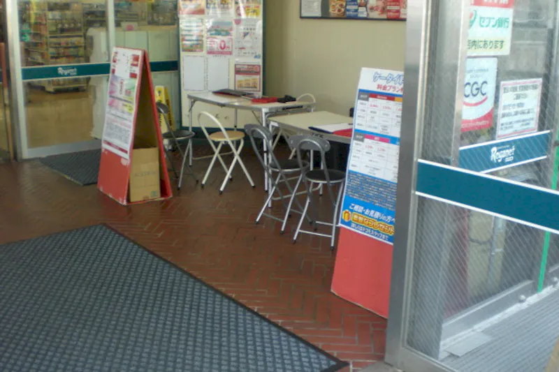 【レガネット朝倉街道】駅入口風除室 販促プロモーションや物販に最適なスーパー店内催事イベントスペース