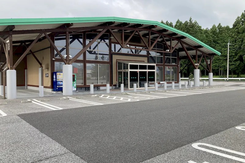 【ダイナム栃木今市店｜割引キャンペーン実施中】キッチンカーや各種プロモーションイベントに最適なアミューズメント施設のイベントスペース（付属棟前）