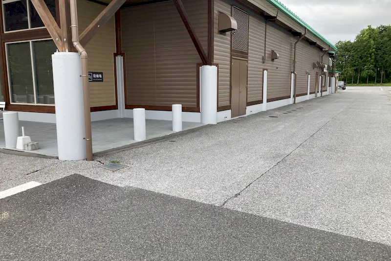 【ダイナム栃木今市店｜割引キャンペーン実施中】キッチンカーや各種プロモーションイベントに最適なアミューズメント施設のイベントスペース（付属棟前）