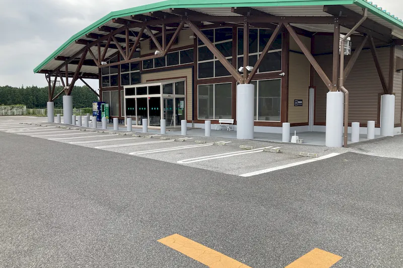 【ダイナム栃木今市店｜割引キャンペーン実施中】キッチンカーや各種プロモーションイベントに最適なアミューズメント施設のイベントスペース（付属棟前）