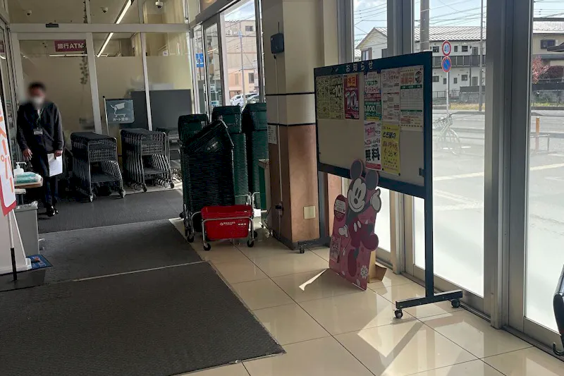 【いなげや大和高座渋谷店】各種プロモーションイベントに最適なスーパーマーケットの風除室スペースの画像