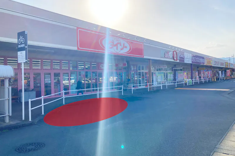 【イオンタウン蒲原／キッチンカー】キッチンカー等の移動販売に最適な大型スーパー出入口付近にある視認性の高い屋外イベントスペース