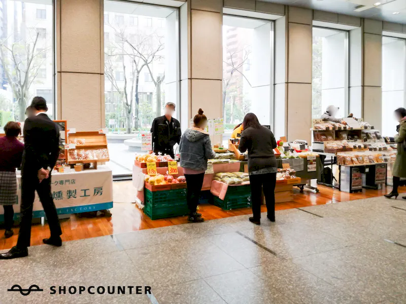 机一台の利用でも置き方によっては多く物を展示いただけます。