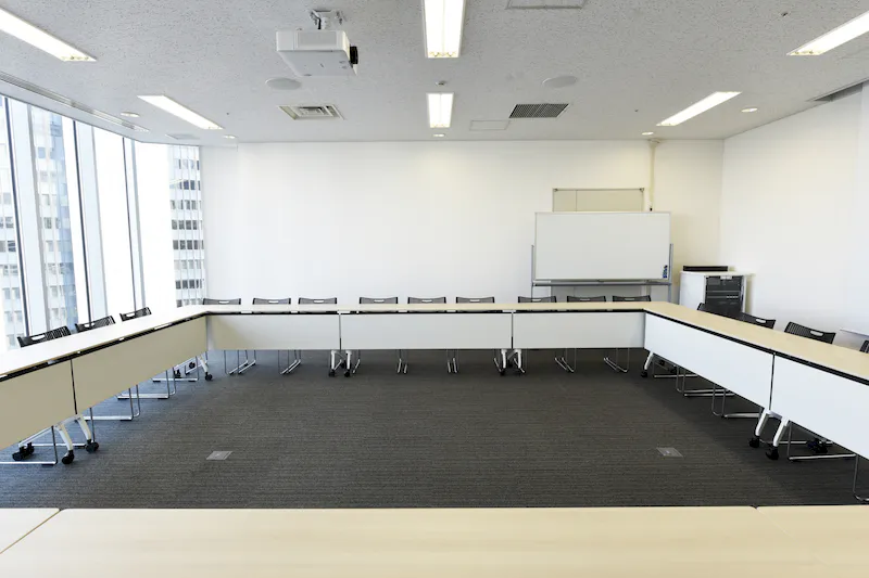 【ヒカリエカンファレンス（Room C）/渋谷駅直結】撮影や展示会にも最適なヒカリエ内にある大きな窓で解放感抜群なイベントスペース
