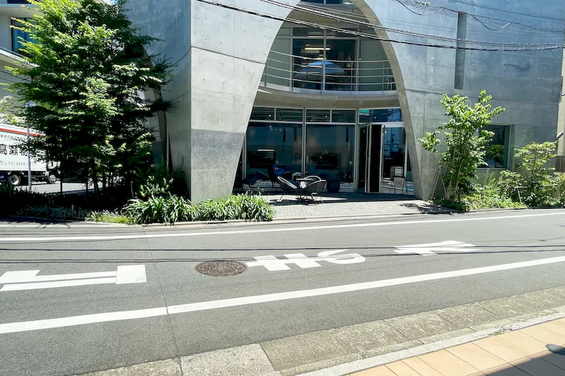 向かい側のオープンカフェ