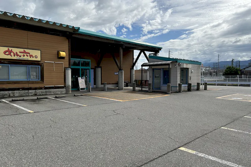 【ダイナム富山上市店｜割引キャンペーン実施中】キッチンカーやプロモーションイベントでの出店に最適なアミューズメント施設のイベントスペース（食事処側駐車場）