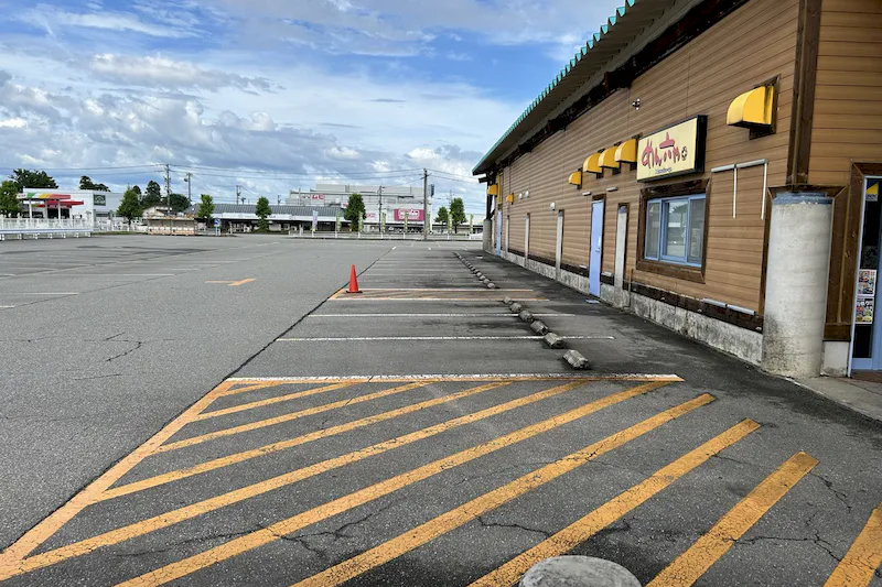 【ダイナム富山上市店｜割引キャンペーン実施中】キッチンカーやプロモーションイベントでの出店に最適なアミューズメント施設のイベントスペース（食事処側駐車場）