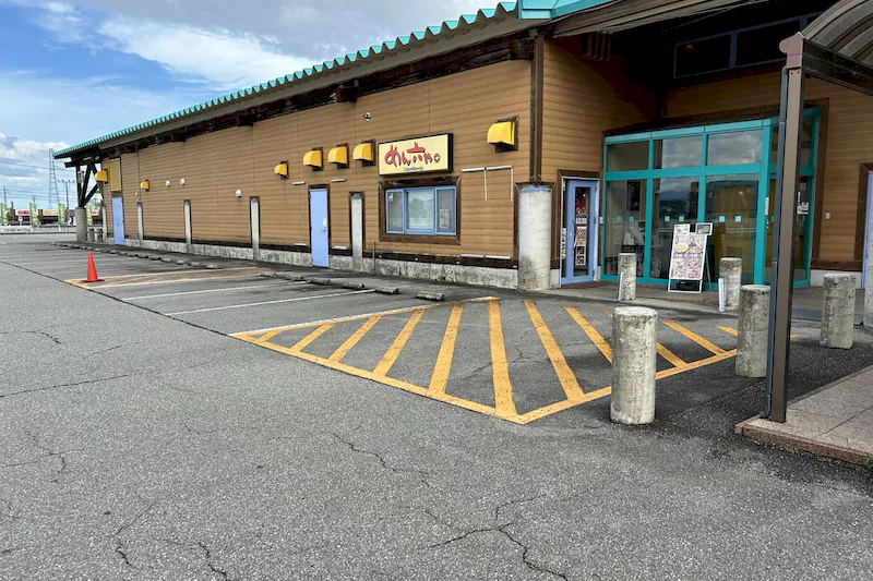 【ダイナム富山上市店｜割引キャンペーン実施中】キッチンカーやプロモーションイベントでの出店に最適なアミューズメント施設のイベントスペース（食事処側駐車場）