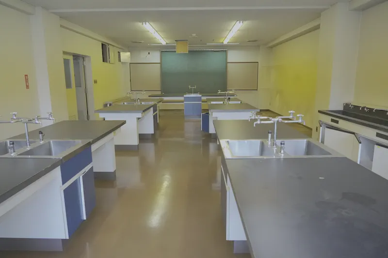 【飯田橋駅2分】撮影やイベントに最適な学校跡地のレンタルスペース（2F科学実験室）