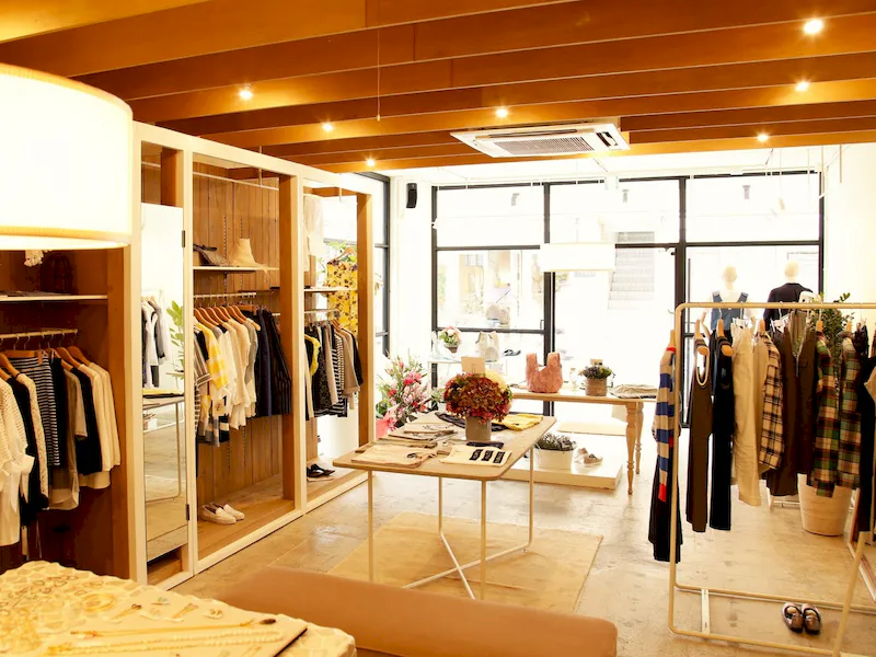 普段は婦人服のセレクトショップとして営業しています。