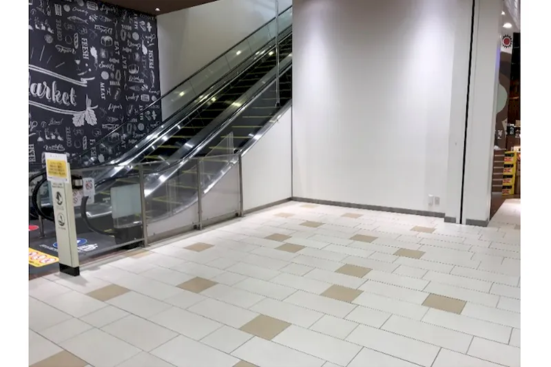 【ららぽーと柏の葉】143区画横エスカレーター脇
