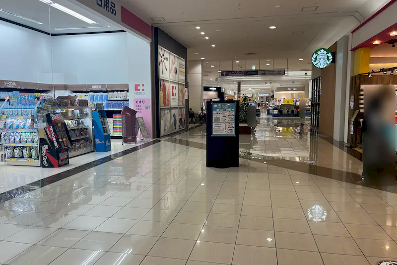 【イオンモール新居浜】『1F 催事スペースＡ』ｰ大型家電量販店、人気カフェ、ドラッグストアに囲まれた共用通路の催事場：適度な通行量とコンパクトなスペースが魅力の画像
