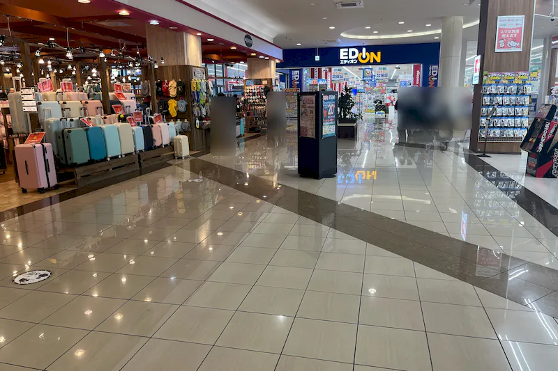 【イオンモール新居浜】『1F 催事スペースＡ』ｰ大型家電量販店、人気カフェ、ドラッグストアに囲まれた共用通路の催事場：適度な通行量とコンパクトなスペースが魅力