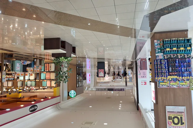 【イオンモール新居浜】『1F 催事スペースＡ』ｰ大型家電量販店、人気カフェ、ドラッグストアに囲まれた共用通路の催事場：適度な通行量とコンパクトなスペースが魅力