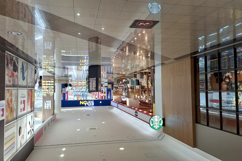 【イオンモール新居浜】『1F 催事スペースＡ』ｰ大型家電量販店、人気カフェ、ドラッグストアに囲まれた共用通路の催事場：適度な通行量とコンパクトなスペースが魅力