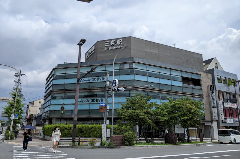【京阪電鉄 三条駅｜50%OFFキャンペーン実施中】販促イベントや物販に最適な駅利用客へ訴求できる改札外連絡通路のイベントスペース