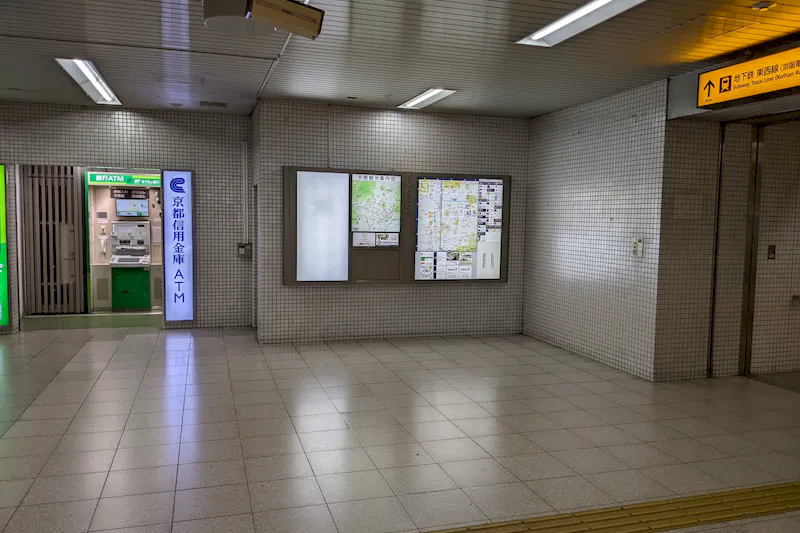 【京阪電鉄 三条駅｜50%OFFキャンペーン実施中】販促イベントや物販に最適な駅利用客へ訴求できる改札外連絡通路のイベントスペース