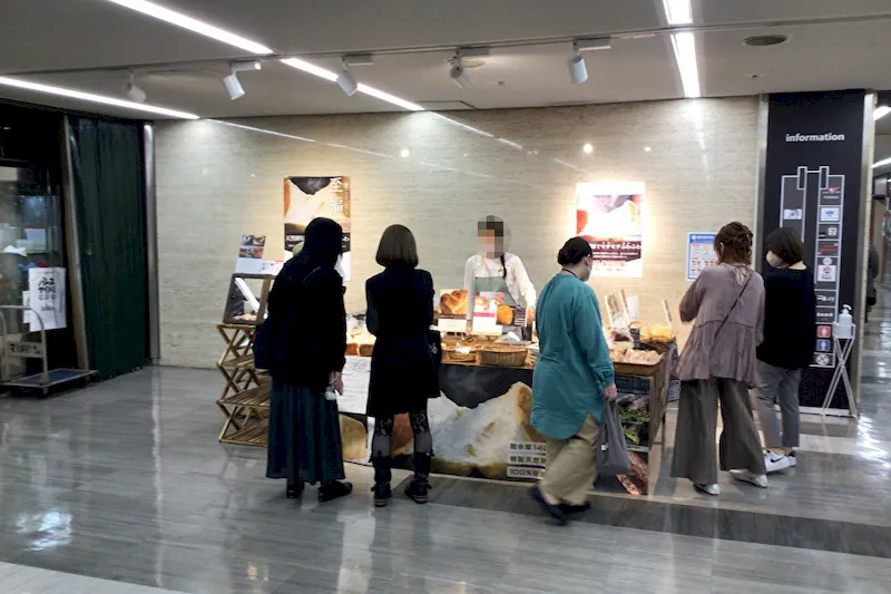 【竹橋駅直結／パレスサイドビルB1F／5日間利用で1日無料】オフィスワーカー向けの物販やPRイベントに最適！駅直結ビルB1Fにある交通量の多い催事スペース