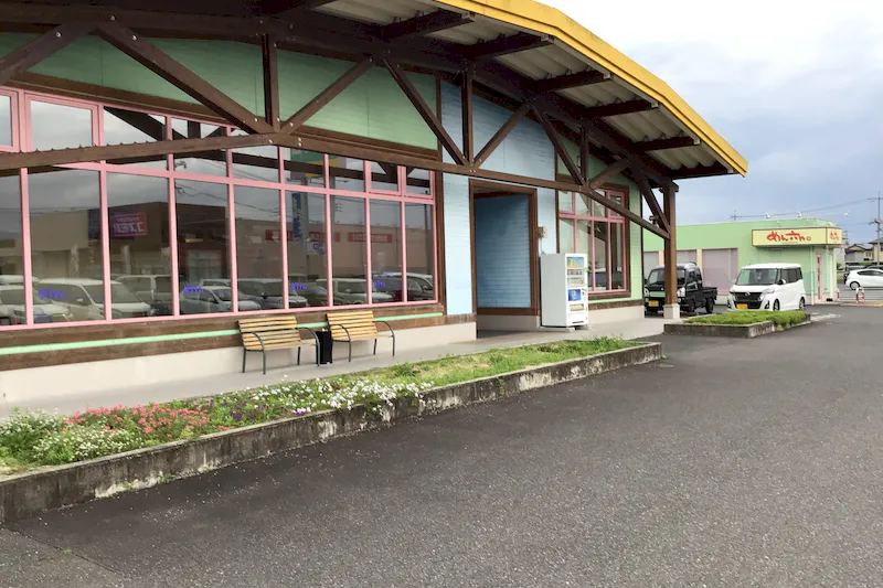 【ダイナム岡山津山店ゆったり館｜割引キャンペーン実施中】物販やプロモーションに最適なアミューズメント施設のイベントスペース（正面）