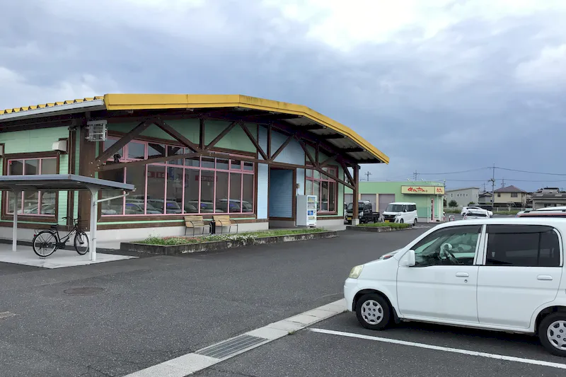 【ダイナム岡山津山店ゆったり館｜割引キャンペーン実施中】物販やプロモーションに最適なアミューズメント施設のイベントスペース（正面）