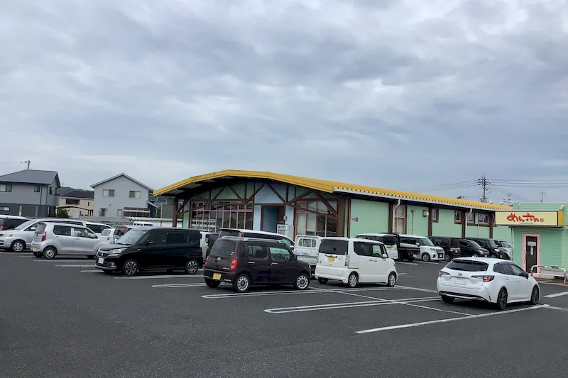 【ダイナム岡山津山店ゆったり館｜割引キャンペーン実施中】物販やプロモーションに最適なアミューズメント施設のイベントスペース（正面）